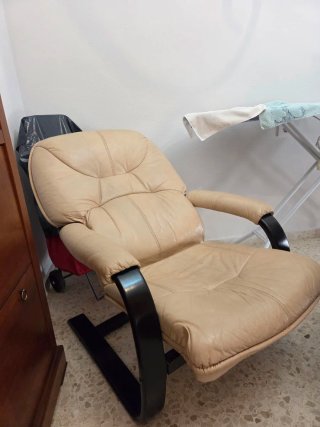 Sillón reclinable de piel color claro