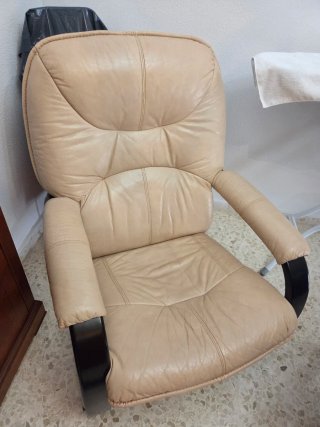 Sillón reclinable de piel color claro