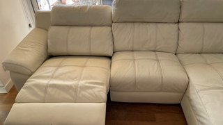 Sofá de piel beige