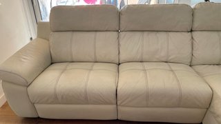 Sofá de piel beige