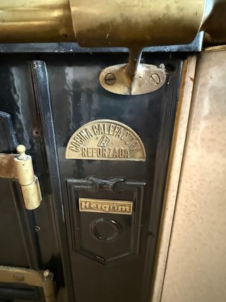 Cocina de leña y carbón negra y dorada antigua