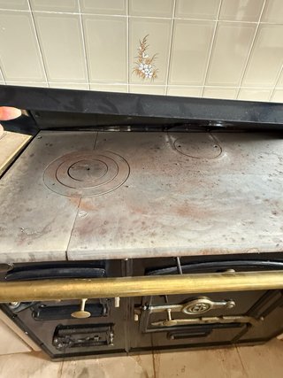 Cocina de leña y carbón negra y dorada antigua