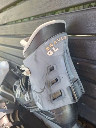 Rollerblade grigi con protezioni