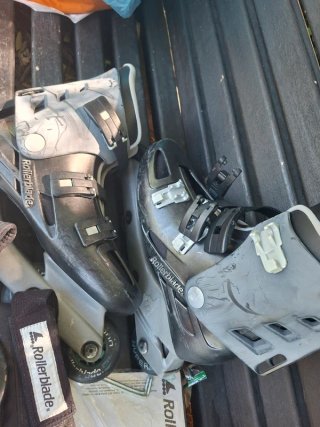 Rollerblade grigi con protezioni