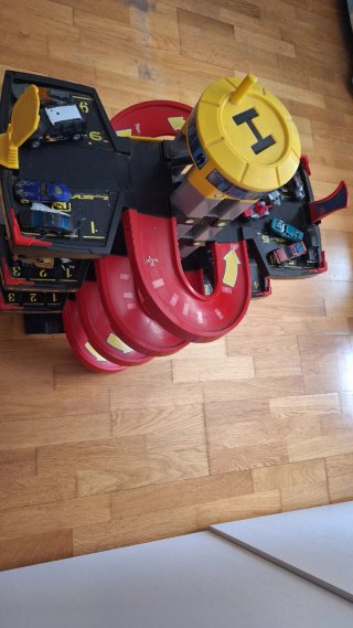 Parking de coches 4R con muchos coches