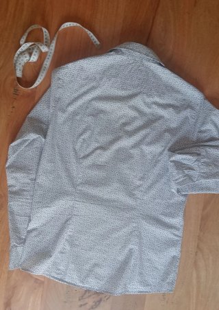 Camisa estampada gris y blanca