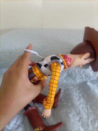 Muñeco Woody Toy Story con nombre Andy