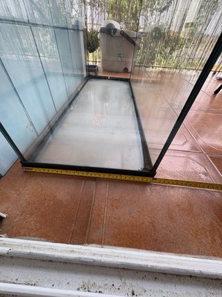 Terrario grande negro y transparente