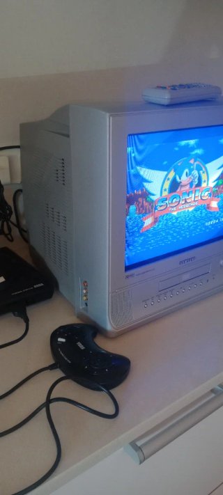 Mega Drive con Sonic, mando y cable RGB