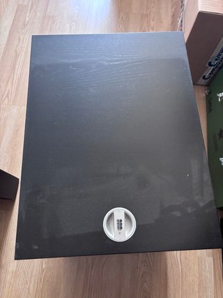Mesa auxiliar con cajón de seguridad