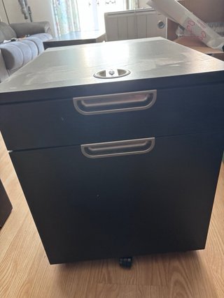 Mesa auxiliar con cajón de seguridad