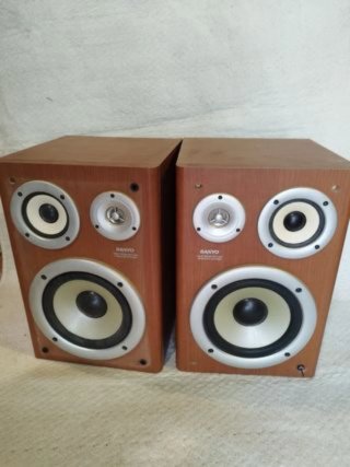 Altavoces Sanyo Marrones y Plateados