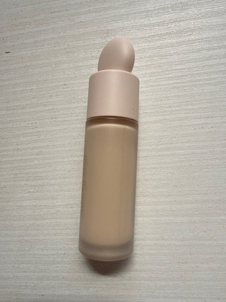 Rare Beauty Corrett. Liquido 110N