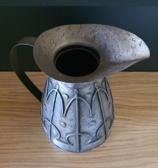 Jarra de metal estilo brutalista