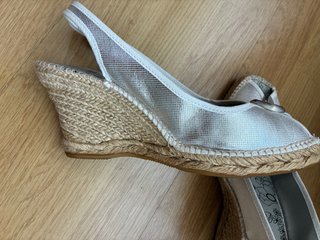 Sandalias cuña plateadas y blancas piel