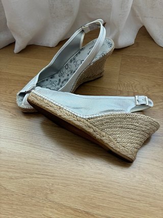Sandalias cuña plateadas y blancas piel