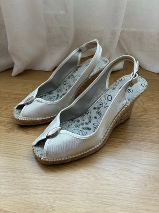 Sandalias cuña plateadas y blancas piel