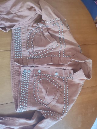 Chaqueta vaquera marrón con tachuelas