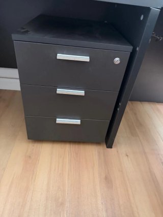 Escritorio negro con cajonera
