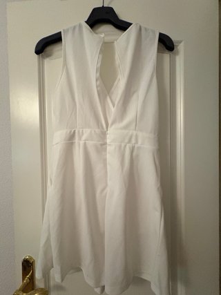 Mono blanco con cadena dorada
