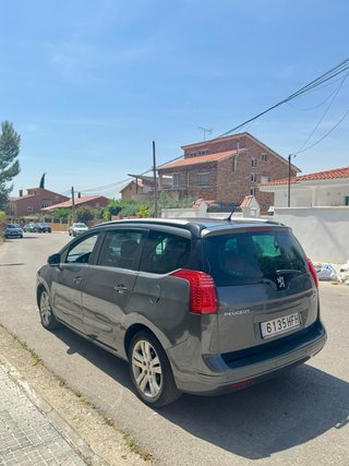 Peugeot 5008 2011