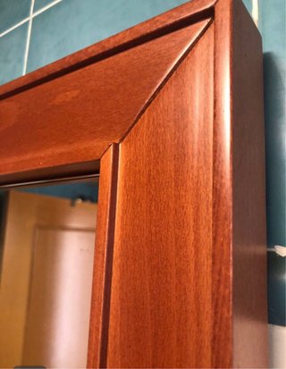 Espejo de baño con marco de madera