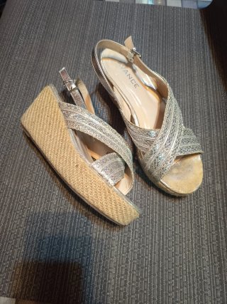 Sandalias de cuña plateadas.