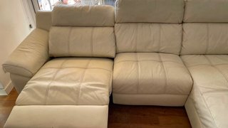 Sofá de piel beige chaise longue