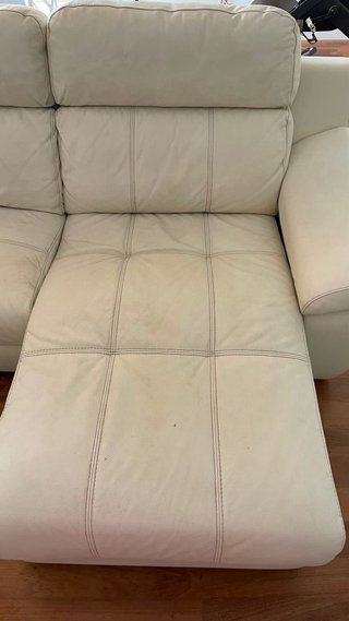 Sofá de piel beige chaise longue
