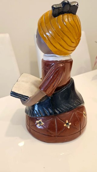 Figura Niña leyendo estilo Gres Catalá