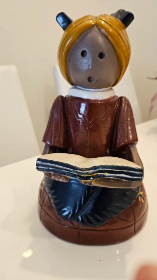 Figura Niña leyendo estilo Gres Catalá