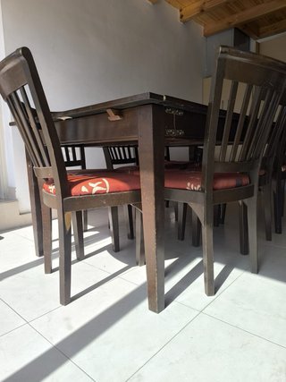 Mesa de comedor grande com 8 cadeiras