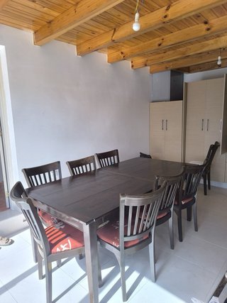Mesa de comedor grande com 8 cadeiras