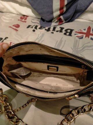 Bolso Guess Negro y Dorado