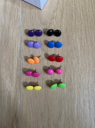 Pendientes de botón de colores
