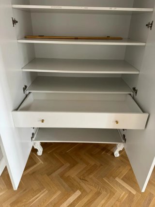Armario blanco de madera