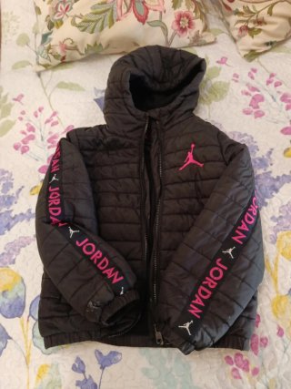 Chaqueta Jordan Negra con Logo Rosa