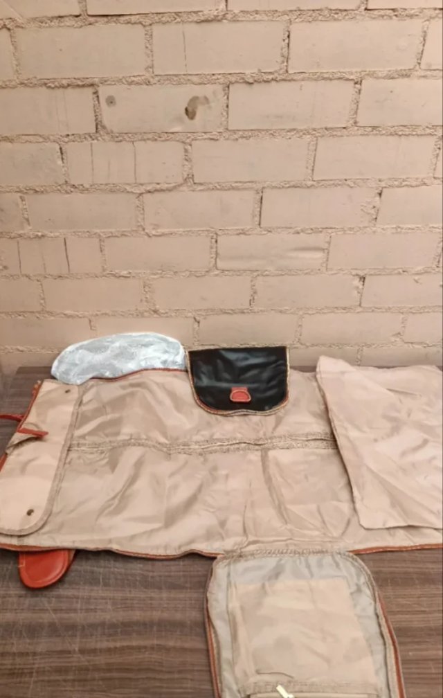 Bolsa de viaje multifunción beige y negra