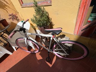 Bicicleta Fixie Kamikaze urbana rosa i blanca