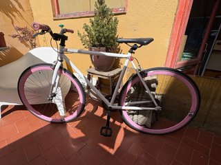 Bicicleta Fixie Kamikaze urbana rosa i blanca