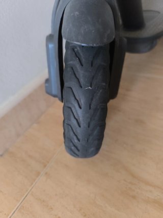 Patinete eléctrico negro sin batería