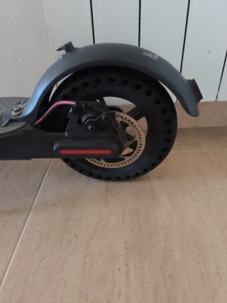 Patinete eléctrico negro sin batería