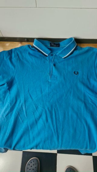 Polo Fred Perry Talla L.  2 unidades