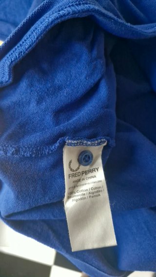 Polo Fred Perry Talla L.  2 unidades