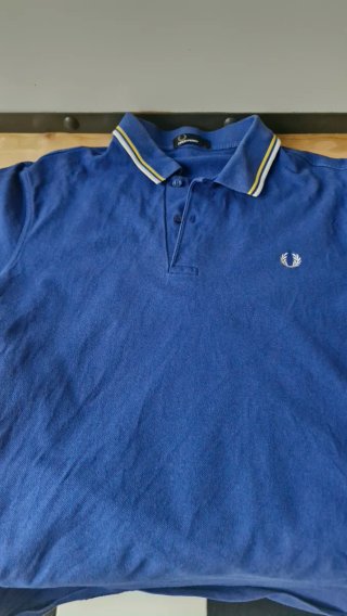 Polo Fred Perry Talla L.  2 unidades