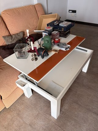 Mesa de salón elevable blanca y naranja