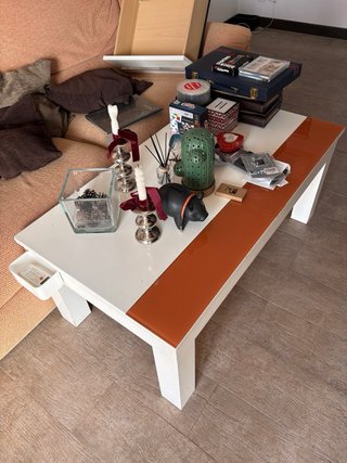 Mesa de salón elevable blanca y naranja