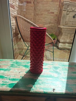 Rodillo de masaje rojo texturizado