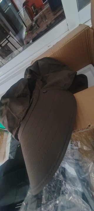 Sombrero marrón y de otros colores, de ala ancha