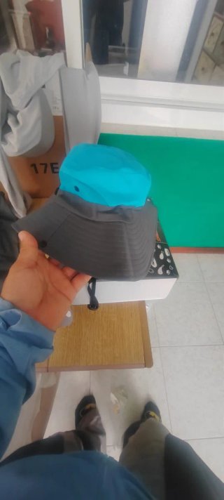 Sombrero marrón y de otros colores, de ala ancha